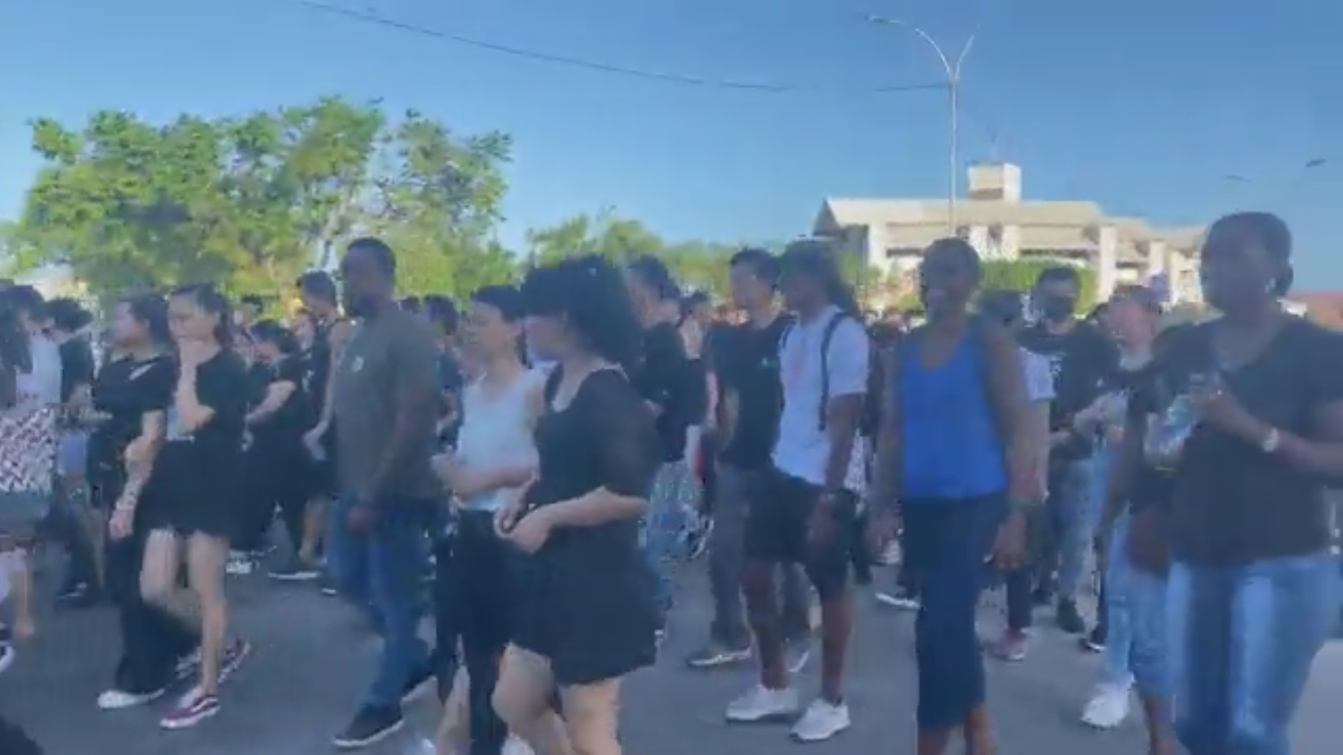 [Vidéo] Guyane. Des milliers de personnes dans la rue contre la violence. Radio Péyi