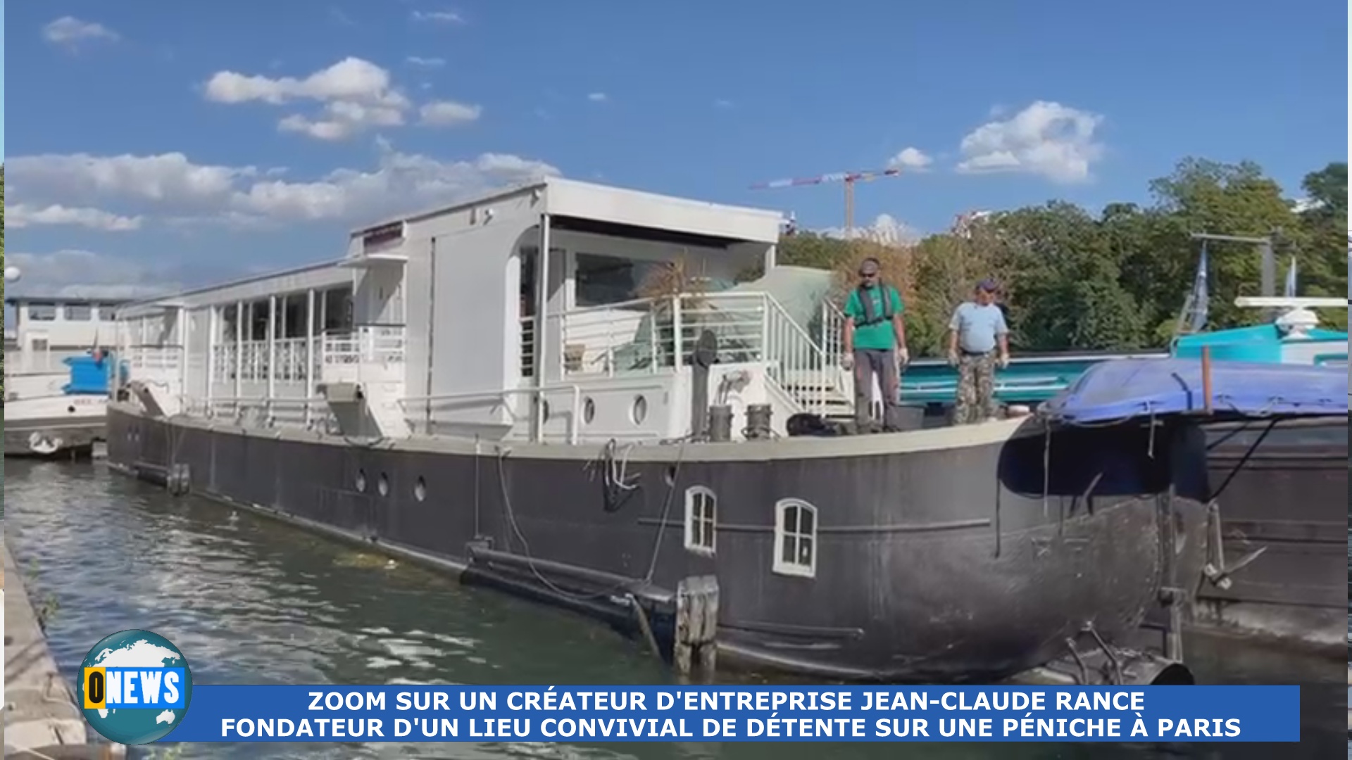 [Vidéo] Le guadeloupéen Jean Claude RANCÉ installe une péniche sur la Seine pour de bons moments de détente.