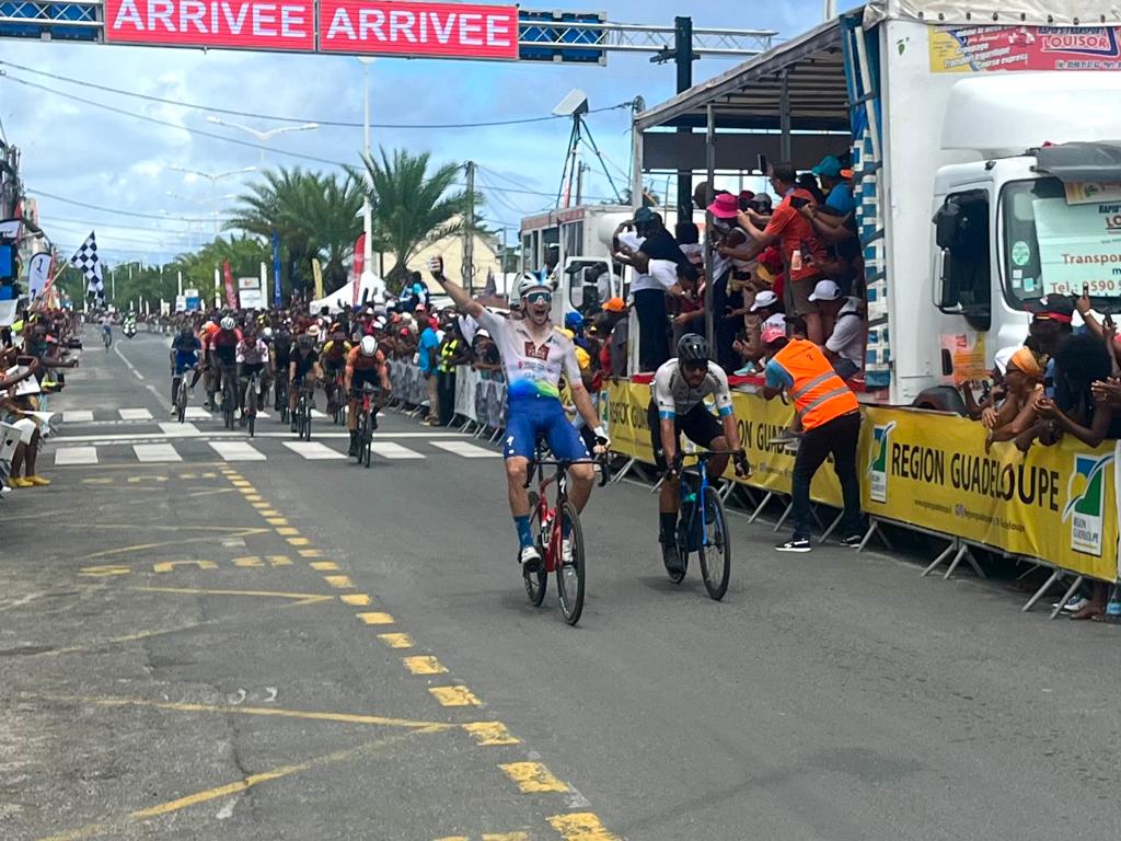 Tour Cycliste de Guadeloupe. Revivre l arrivée de la 4ème étape gagnée par BONIFACE Lucas (Vendée U)