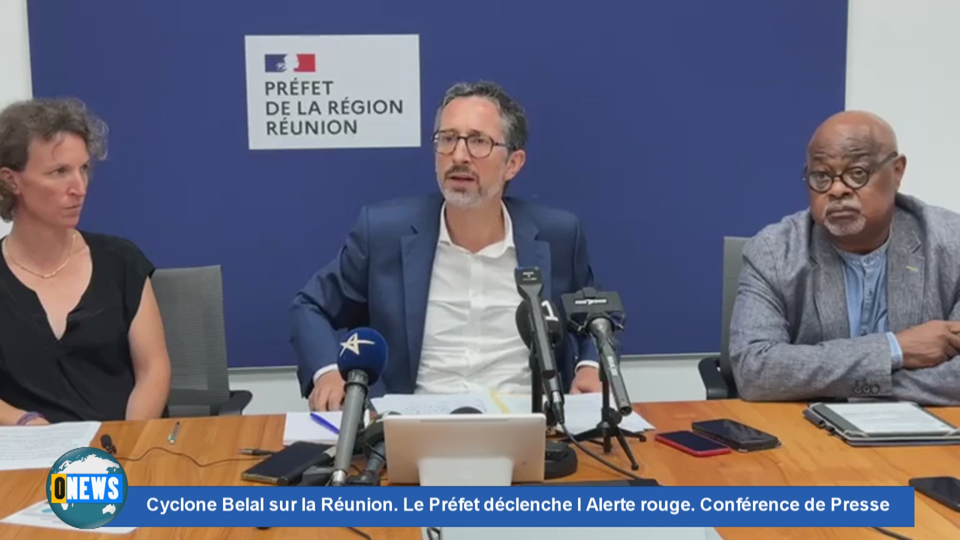 [Vidéo] Cyclone Belal sur la Réunion. Le Préfet déclenche l Alerte rouge.  Conférence de Presse à la Préfecture