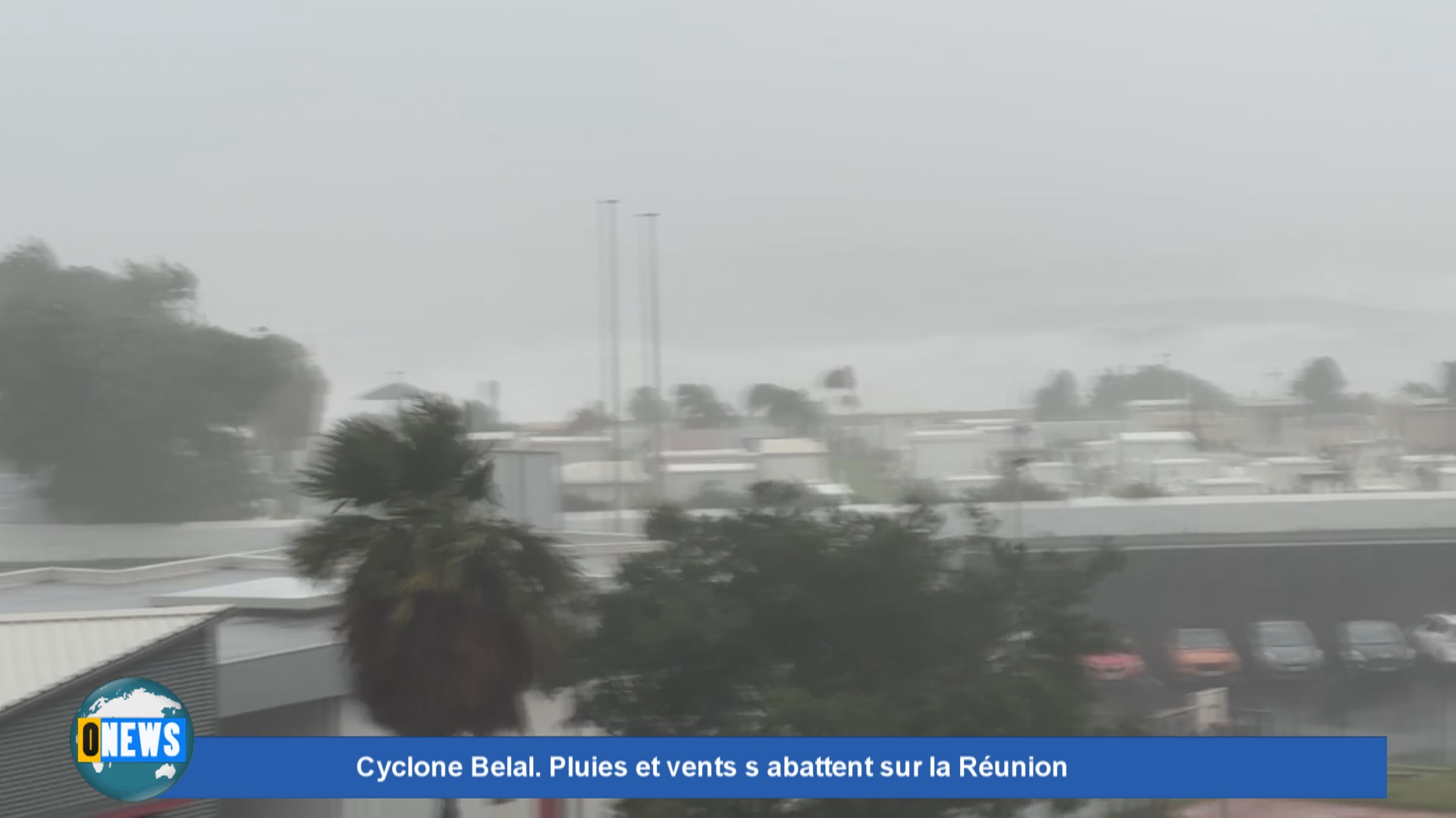 Cyclone Belal. Dernier point météo Des rafales de vent entre 200 et 250 Km/h et quelques témoignages