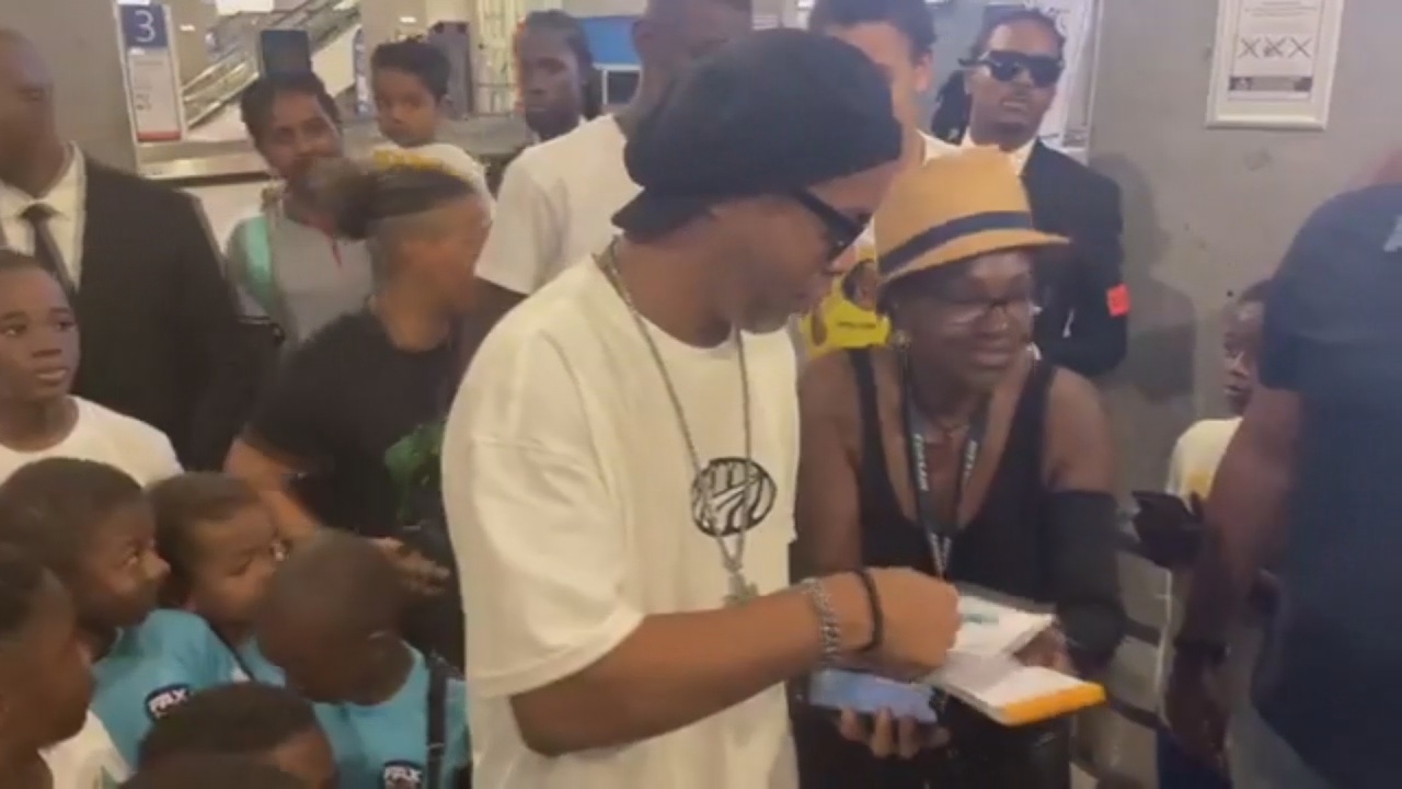 Onews. Arrivée de l ancien joueur du Barça Ronaldinho en Guadeloupe