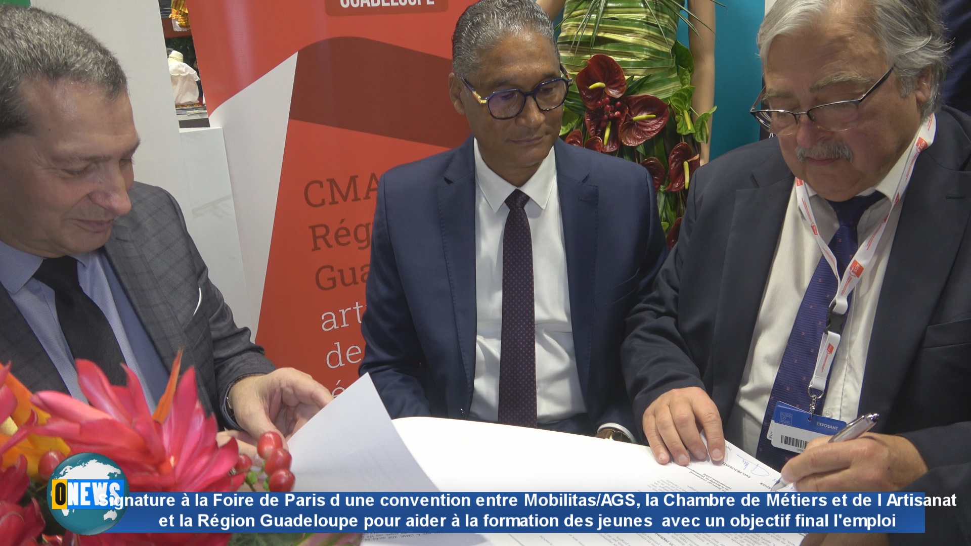 Signature à la Foire de Paris d une convention entre Mobilitas/AGS, la Chambre de Métiers et de l Artisanat et la Région Guadeloupe pour aider à la formation des jeunes  avec un objectif final l’emploi