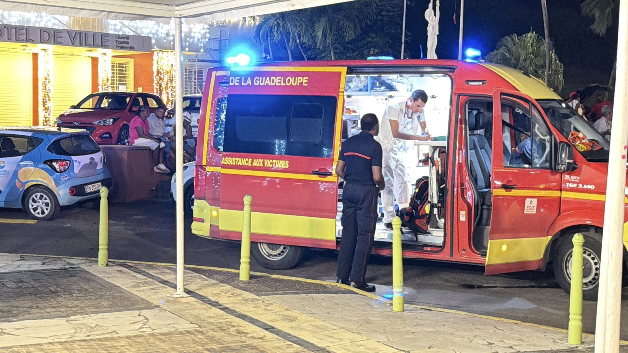 Onews Flash spécial.Guadeloupe. Grave accident lors des illuminations de Noël à Sainte-Anne à cause un automobliste fauche plusieurs personnes. Bilan 19 blessés.